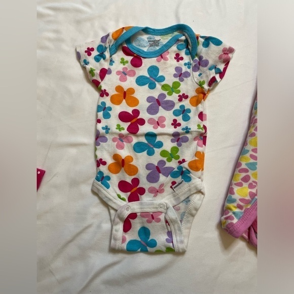 Girls Onesie Brand size 0-3 months 5 onesie’s and 2 pants set - Picture 4 of 12